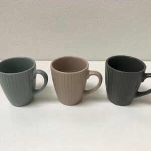 Image principale de trois tasses à café en grès, assorties dans des coloris doux, gamme COTTAGE, référence V0192.
