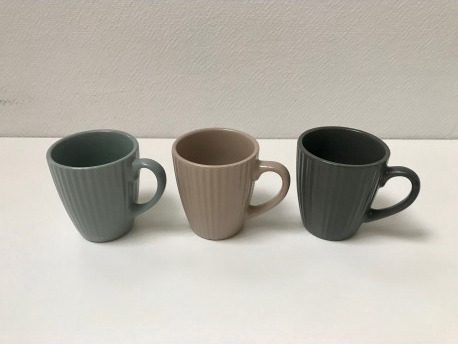 Tasse à café en grès naturel COTTAGE 21 cl 3 coloris assortis - Lot de 6 1 Image principale de trois tasses à café en grès, assorties dans des coloris doux, gamme COTTAGE, référence V0192.