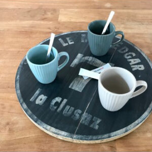 Image principale du Pack 3 tasses café, thé COTTAGE 21cl assorties avec trois tasses à café en grès de différentes couleurs sur un plateau en bois.