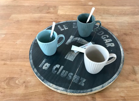 Tasse à café en grès naturel COTTAGE 21 cl 3 coloris assortis - Lot de 6 2 Image principale du Pack 3 tasses café, thé COTTAGE 21cl assorties avec trois tasses à café en grès de différentes couleurs sur un plateau en bois.