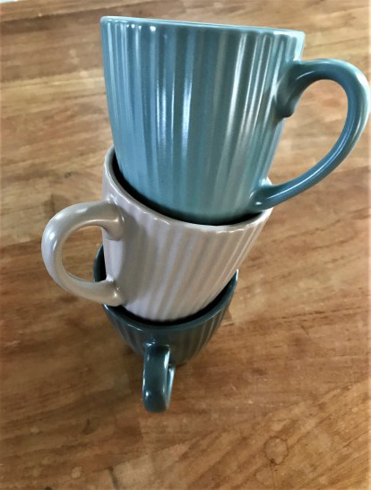 Tasse à café en grès naturel COTTAGE 21 cl 3 coloris assortis - Lot de 6 3 Image de trois tasses à café en grès COTTAGE 21cl empilées en trois coloris assortis, vue principale du produit, référence V0192