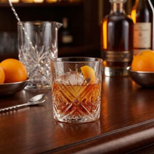 Verre gobelet Broadway forme basse 30cl avec boisson ambrée et glaçons, ambiance rétro, illustration générée non contractuelle