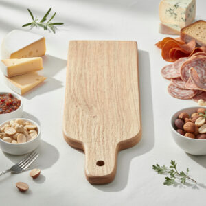 Grande planche apéro chêne massif avec aliments assortis autour, produit référence MTR-2083130
