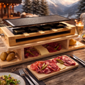 Image principale de la planche à raclette MTR-2085210 en chêne massif utilisée dans un cadre convivial de dîner en plein air.