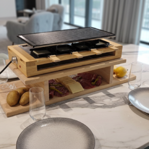 Planche à raclette en chêne massif sur une table, illustration du produit MTR-2085210.