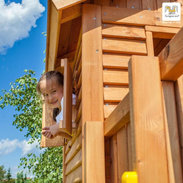 Aire de jeux avec deux toboggans MAXI SET FUNGOO PLAY BOX - vue de la maisonnette avec une fenêtre ouverte, référence 3526PT