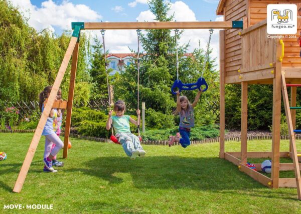 Enfants jouant sur l'aire de jeux avec deux toboggans Fungoo, référence 3526PT