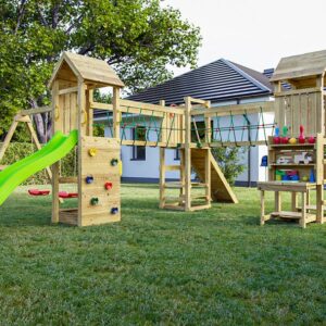 Image principale de cette aire de jeux en bois FUNGOO OPTIMIZER avec deux tours, un toboggan vert, balançoires et modules d'activité. Référence : 8510PK.