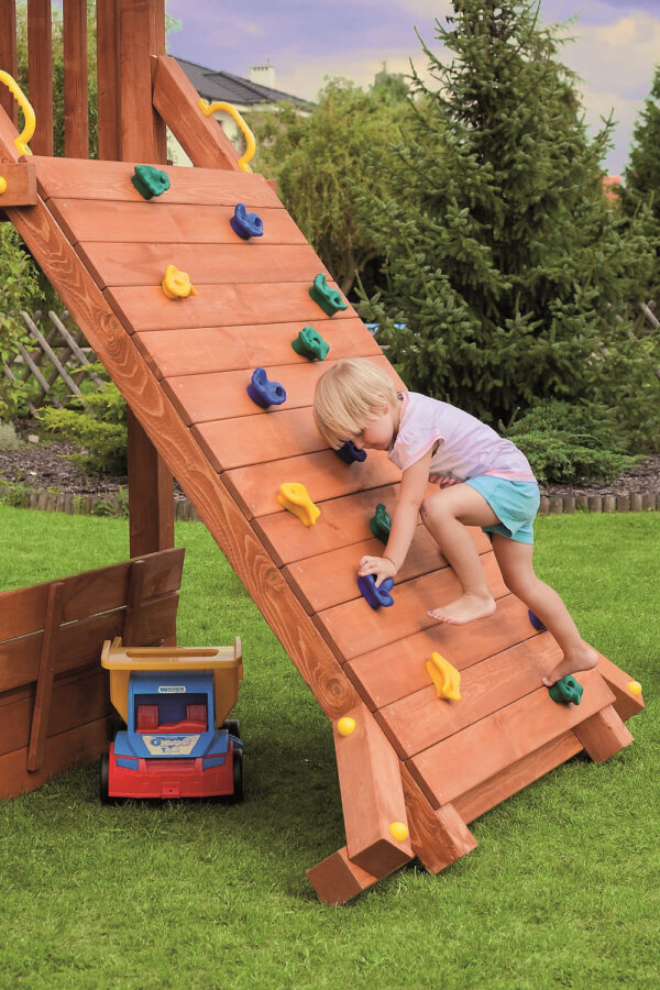 Enfant grimpant le mur d'escalade de l'aire de jeux extérieure FUNGOO GIANT avec référence 0925PT.