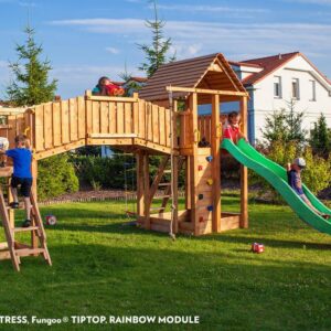Aire de jeux géante Fungoo Rainbow Fortress TIP 3513PT avec enfants jouant, toboggan vert et structure en bois.