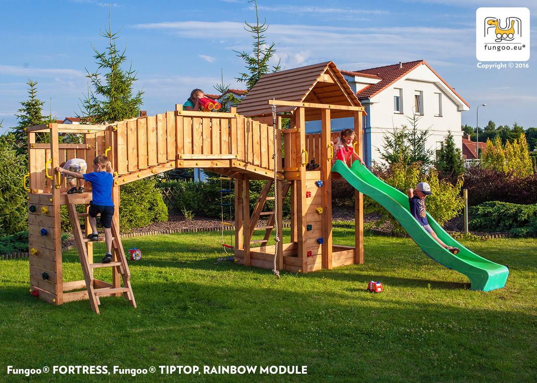 Aire de jeux géante Fungoo Rainbow Fortress TIP 3513PT avec enfants jouant, toboggan vert et structure en bois.