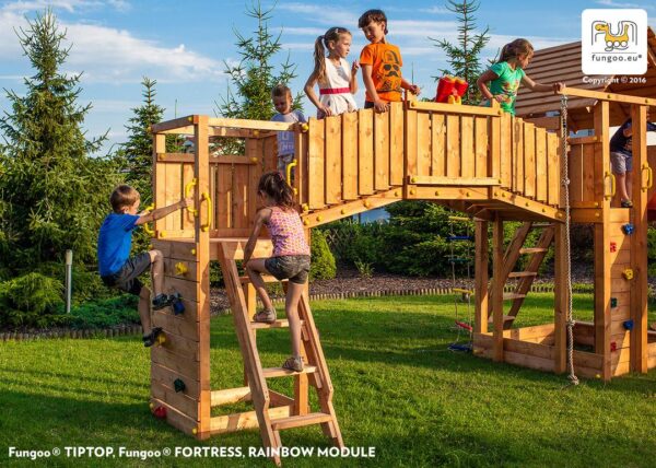 aire de jeux géante Fungoo Rainbow Fortress TIP en utilisation avec des enfants jouant sur la structure en bois, référence 3513PT