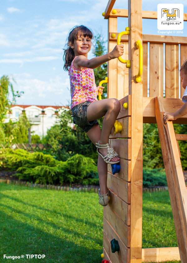 Enfant grimpant sur le mur d'escalade de l'aire de jeux géante FUNGOO RAINBOW FORTRESS TIP, référence 3513PT.