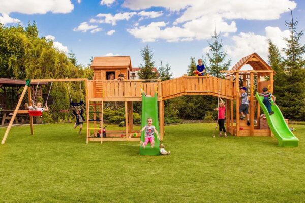 Image principale de l'aire de jeux multi activités MAXI SET FUNGOO SMILE FARM avec toboggans et espace de jeu en bois dans un jardin, référence produit 3560PT