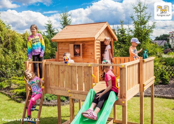 Aire de jeux multi activités avec maisonnette en bois et enfants jouant - image principale, référence 3560PT.