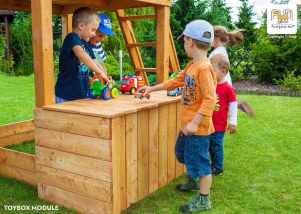 Enfants jouant autour d'une aire de jeux multi activités en bois, référence 3560PT