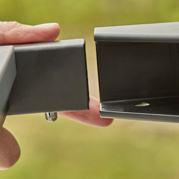 Détail du système de clips du barbecue à charbon en fonte EASY 60, référence CH042T
