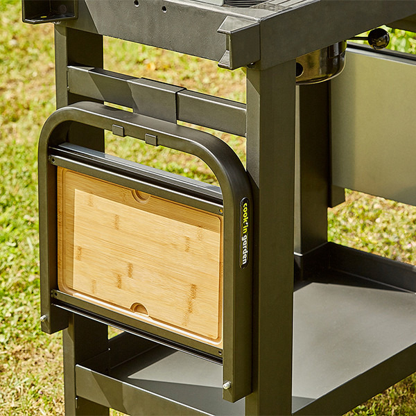 Détail du barbecue à charbon en fonte EASY 60 montrant la planche à découper intégrée, référence CH042T.