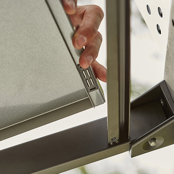 Détail du système de clips du barbecue à charbon en fonte EASY 60, référence CH042T