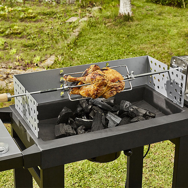 Barbecue à charbon en fonte CH042T avec poulet rôti sur broche.