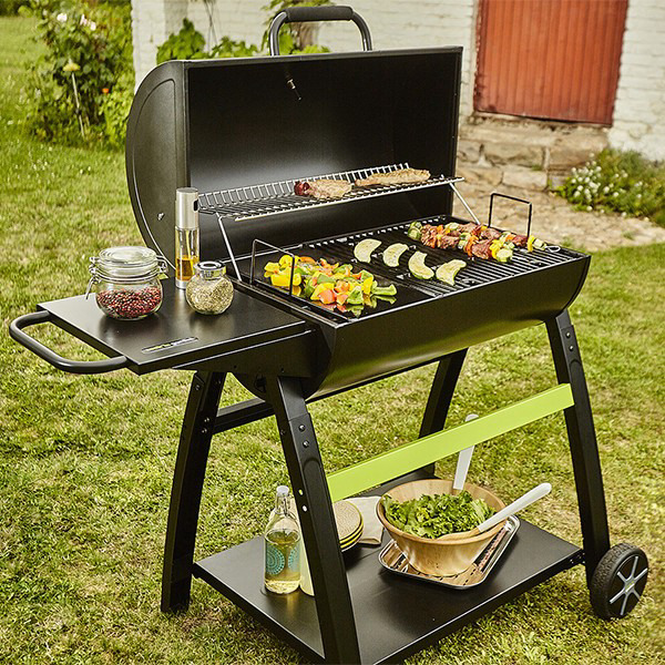 barbecue charbon et plancha CH527T avec grande surface de cuisson et accessoires dans un jardin