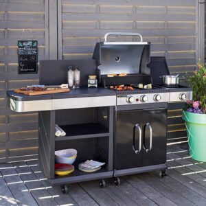 Image principale du barbecue fidgi 3, modèle AM063SBI, en extérieur avec capot ouvert montrant les brûleurs et compartiments de rangement.