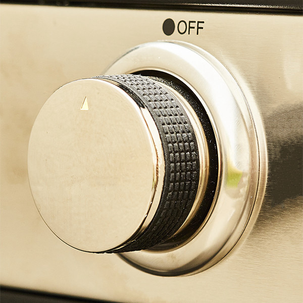 Gros plan sur le bouton de contrôle du barbecue gaz avec cuisine d'été FIDGI 3, référence COAM063SBI/2, montrant les détails de finition.
