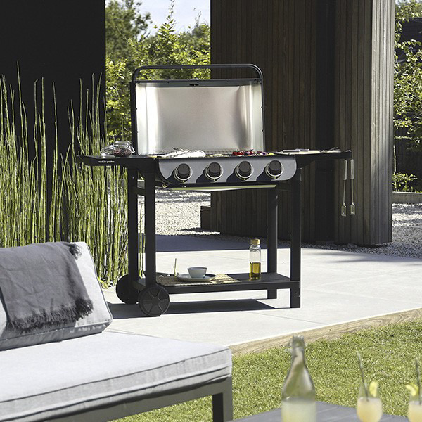 Barbecue gaz grill et plancha FLAVO 76 SC avec capot ouvert sur terrasse, référence AM084T