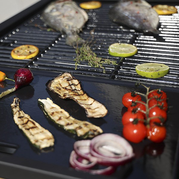 Barbecue gaz grill et plancha avec divers aliments grillés pour le modèle FLAVO 76 SC, référence AM084T