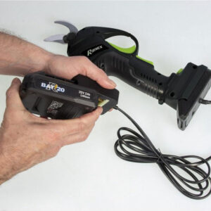 Système batterie déportée pour gamme outils R-Bat20, PRBAT20/BATD en utilisation avec outil de jardin.