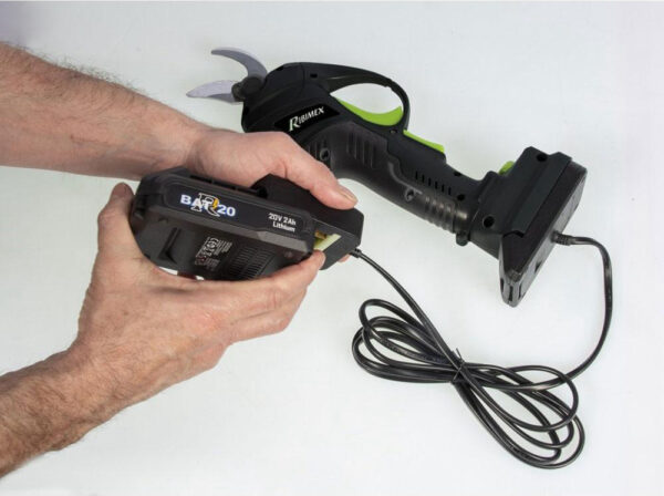 Système batterie déportée pour gamme outils R-Bat20, PRBAT20/BATD en utilisation avec outil de jardin.