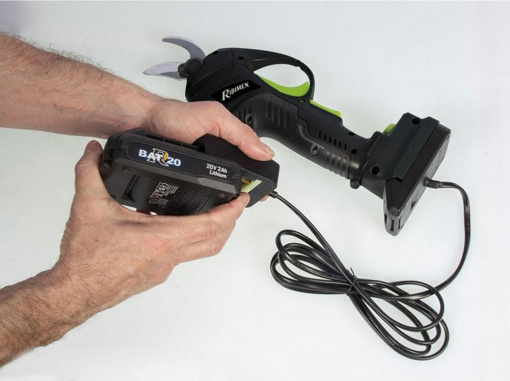Système batterie déportée pour gamme outils R-Bat20, PRBAT20/BATD en utilisation avec outil de jardin.