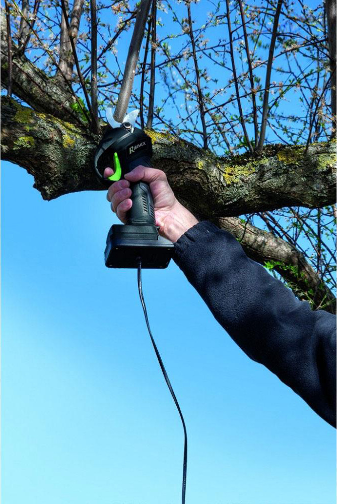 Vue d'un outil R-Bat20 avec batterie déportée en action, PRBAT20/BATD