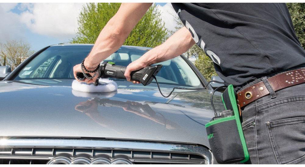 Utilisation du système batterie déporté PRBAT20/BATD pour polir une voiture, montrant liberté de mouvement