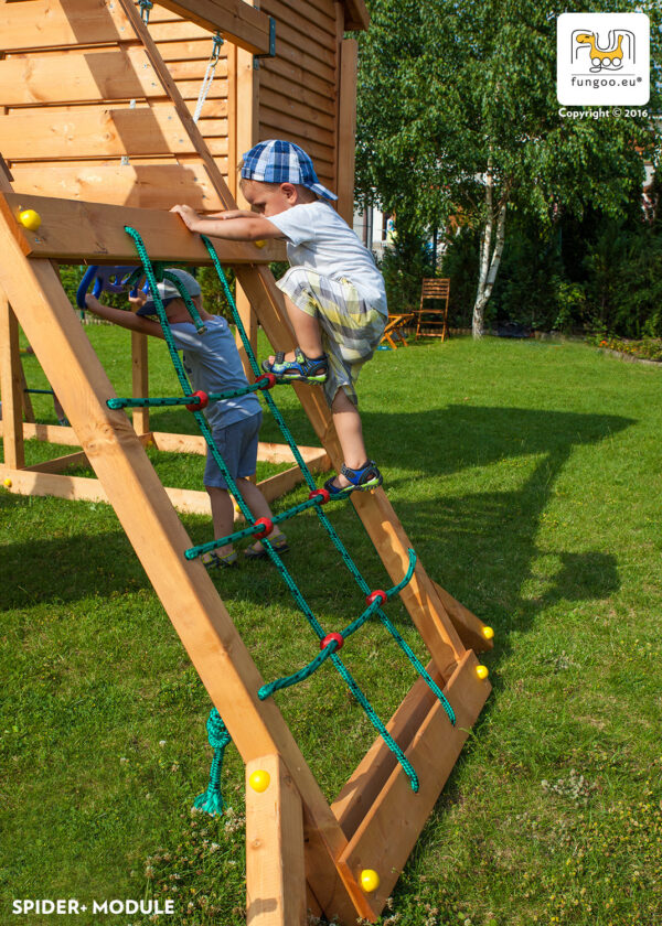 Jeux d'enfants grimpant sur une structure ludique incluse dans l'aire de jeu Fungoo MyHOUSE SPIDER, illustration du produit 3512PT