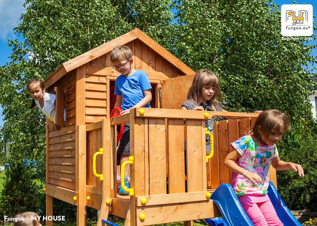 Image principale de la cabane enfant avec toboggan FUNGOO MyHOUSE SPIDER 3512PT, enfants jouant dans la structure de jeu en bois avec toboggan bleu.