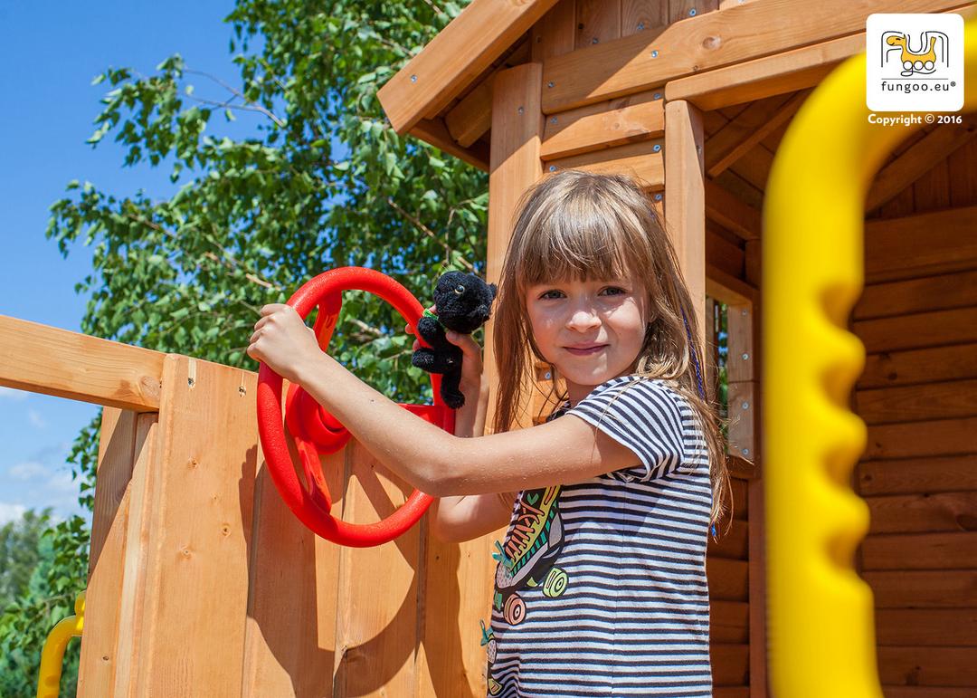 Enfant jouant dans une cabane en bois avec volant rouge, cabane enfant avec toboggan référence 3512PT