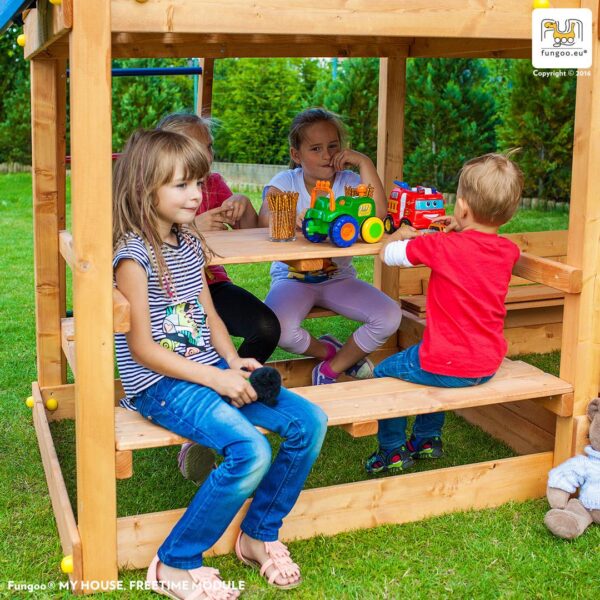 Enfants jouant dans la cabane enfant sur pilotis FUNGOO MyHOUSE FREE TIME BEACH, référence produit 3523PT.