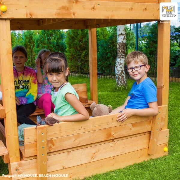 Enfants jouant dans une cabane enfant sur pilotis Fungoo MyHOUSE FREE TIME BEACH, référence 3523PT.