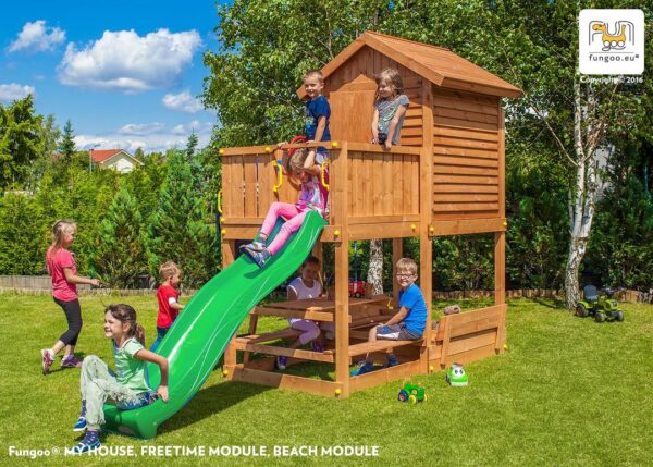 Image principale de la cabane enfant sur pilotis FUNGOO MyHOUSE FREE TIME BEACH avec référence produit 3523PT, montrant des enfants jouant sur une structure en bois avec toboggan vert.
