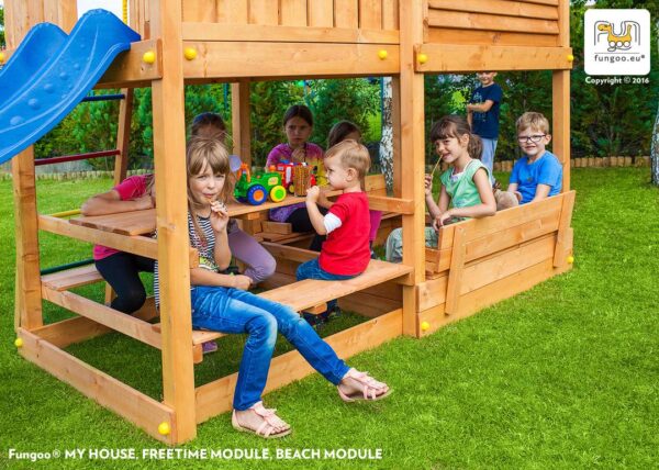 Enfants jouant dans une cabane enfant sur pilotis avec table intégrée, référence 3523PT.