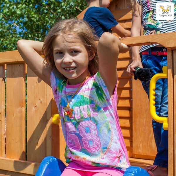 Enfant jouant sur la cabane sur pilotis enfant FUNGOO MYHOUSE, référence 1075PT