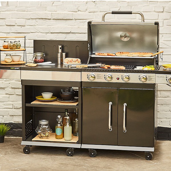 Image principale de la desserte cuisine extérieure FIDGI, référence WT030T, avec espace de rangement et plan de travail aux côtés d'un barbecue.