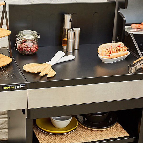 Desserte cuisine extérieure Fidgi en situation avec accessoires de cuisine et espace de rangement visible, modèle principal référence WT030T