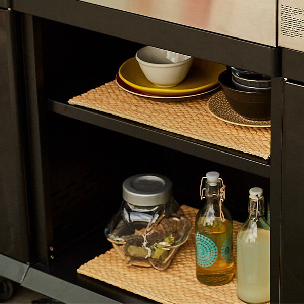 Espace de rangement de la desserte cuisine extérieure Fidgi, référence WT030T, avec étagère inférieure contenant des bocaux et bouteilles.