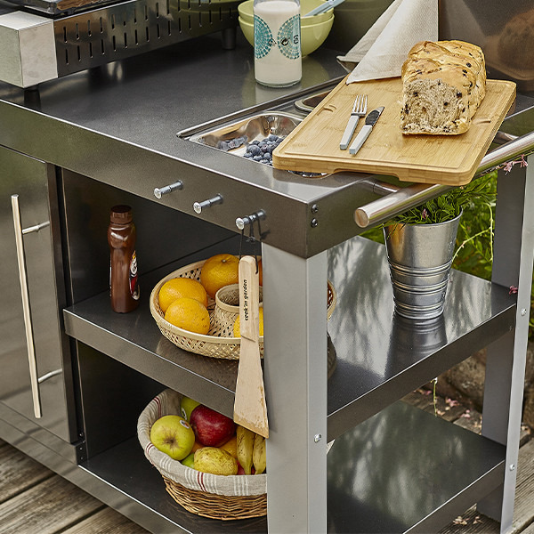 Desserte haut de gamme NOVA 110 PREMIUM avec planche à découper en bambou et bacs de rangement en inox - illustration de la surface de travail