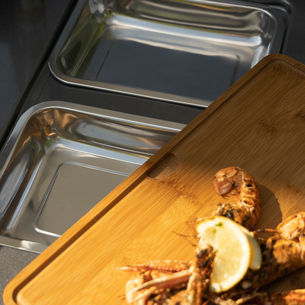 Planche à découper en bambou avec crevettes et bacs de rangement en inox sur desserte haut de gamme modèle WT018T