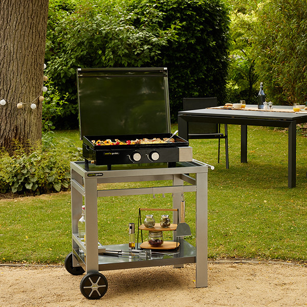 Desserte plancha extérieur MEDIA 80 avec plancha en fonctionnement dans un jardin