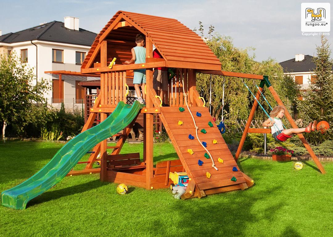 Grande aire de jeux FUNGOO GIANT MOVE + BEACH 3508PT en extérieur avec toboggan, balançoire et mur d'escalade.