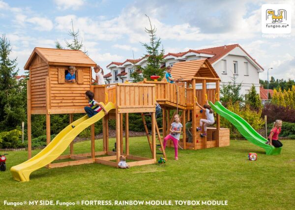 grande aire de jeux enfants MAXI SET FUNGOO SIZED PLAZA en bois avec toboggans jaunes et verts, maisonnettes et jeux d'escalade, référence produit 3527PT
